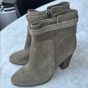 Vince Camuto Stylish Suede Ankle Boots size 10